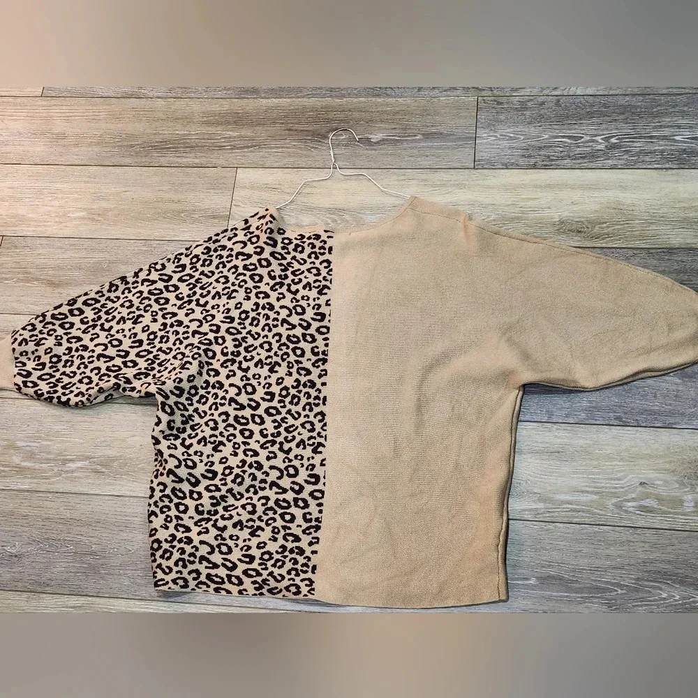 Cable & Gauge leopard print dolman sleeve sweater top - Picture 2 of 9